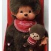 Sekiguchi 242184 - Original Monchhichi Mädchen Mit Mini-Monchhichi, Plüsch-Figur Mit Rotem Lätzchen Und Schleife Im Haar, Kuscheltier Aus Braunem Plüsch, Ca. 20 Cm Groß