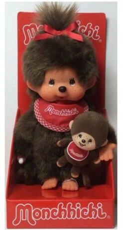 Sekiguchi 242184 - Original Monchhichi Mädchen Mit Mini-Monchhichi, Plüsch-Figur Mit Rotem Lätzchen Und Schleife Im Haar, Kuscheltier Aus Braunem Plüsch, Ca. 20 Cm Groß