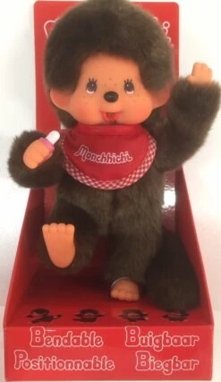 Sekiguchi 255177 - Original Monchhichi Junge, Aus Braunem Plüsch, Mit Rot-weißem Lätzchen, Ca. 20 Cm -Plüschtierladen sekiguchi 255177 original monchhichi junge aus braunem pluesch mit rot weissem laetzchen ca 20 cm 3