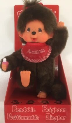 Sekiguchi 255184 - Original Monchhichi Mädchen, Aus Braunem Plüsch, Mit Weiß Rotem Lätzchen Und Roter Schleife Im Haar, Ca. 20 Cm -Plüschtierladen sekiguchi 255184 original monchhichi maedchen aus braunem pluesch mit weiss rotem laetzchen und roter schleife im haar ca 20 cm 3